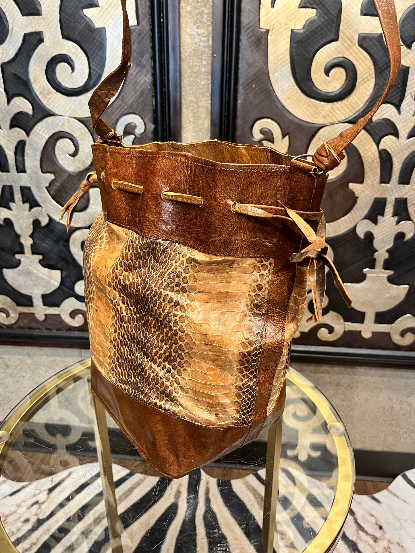 Snakeskin vintage 1970s brown drawstring satchel crossbody handbag