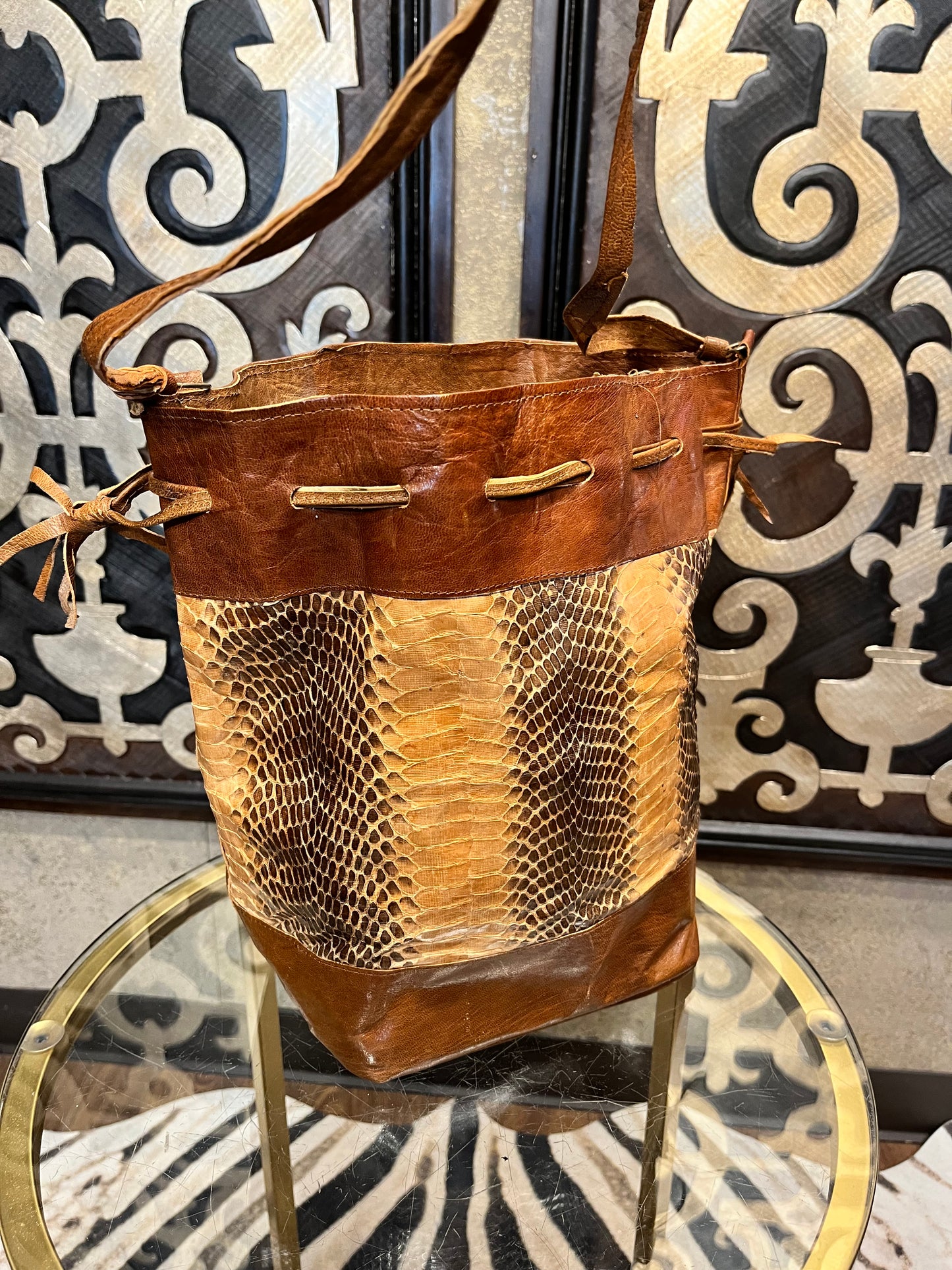 Snakeskin vintage 1970s brown drawstring satchel crossbody handbag