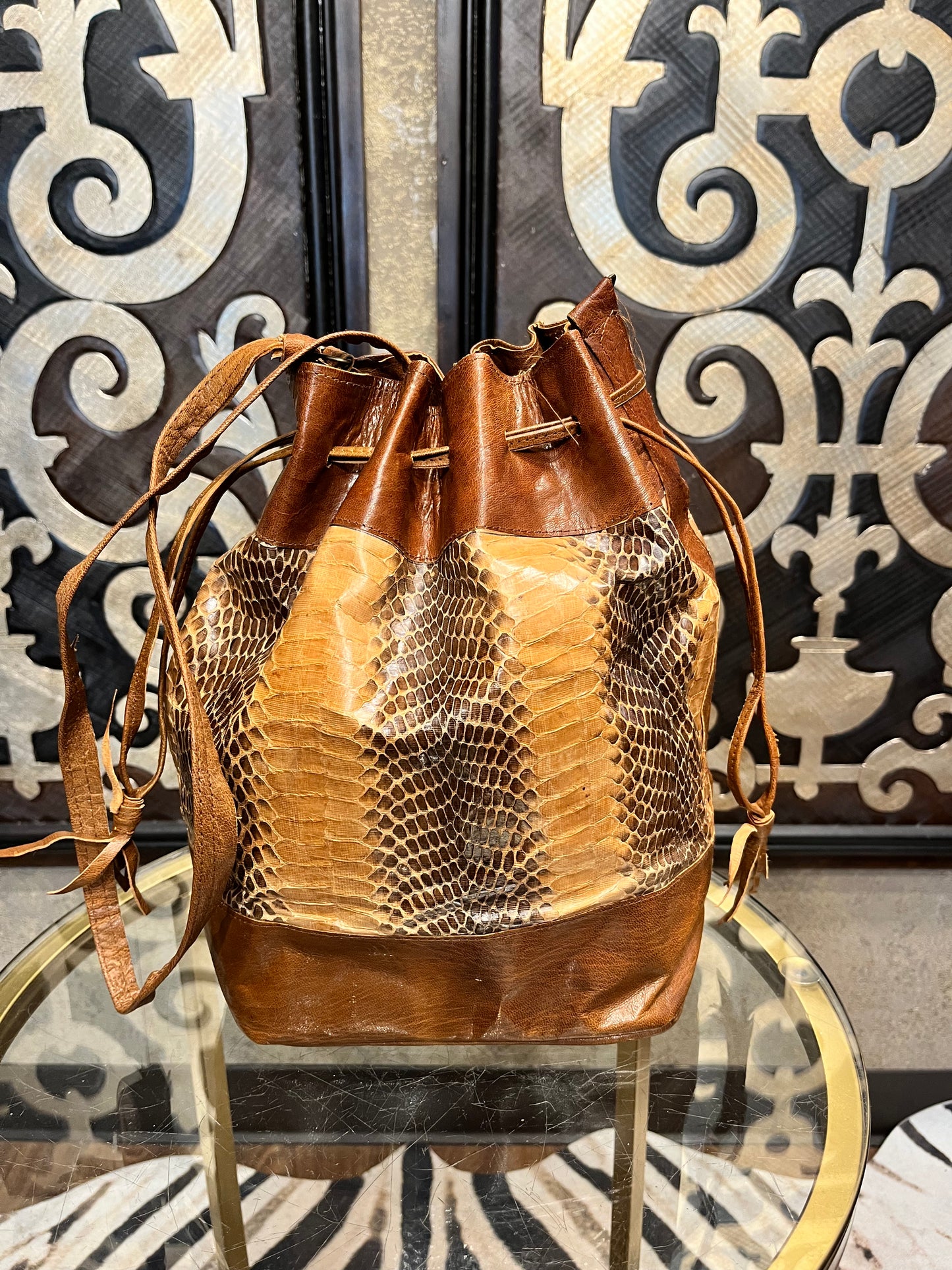 Snakeskin vintage 1970s brown drawstring satchel crossbody handbag
