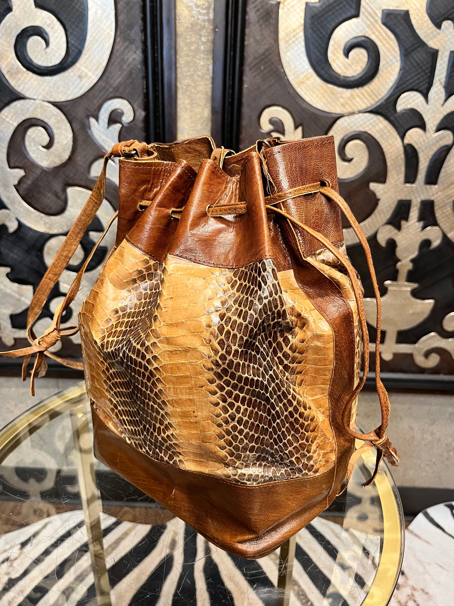 Snakeskin vintage 1970s brown drawstring satchel crossbody handbag