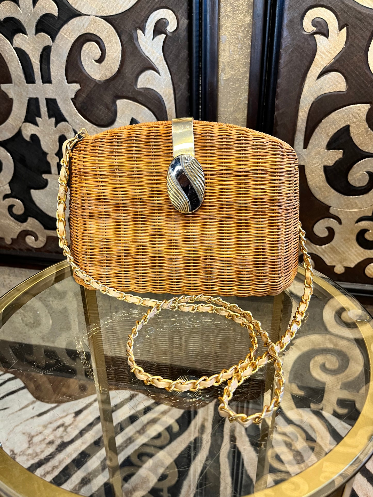 Wicker vintage basket gold metal close clasp handbag