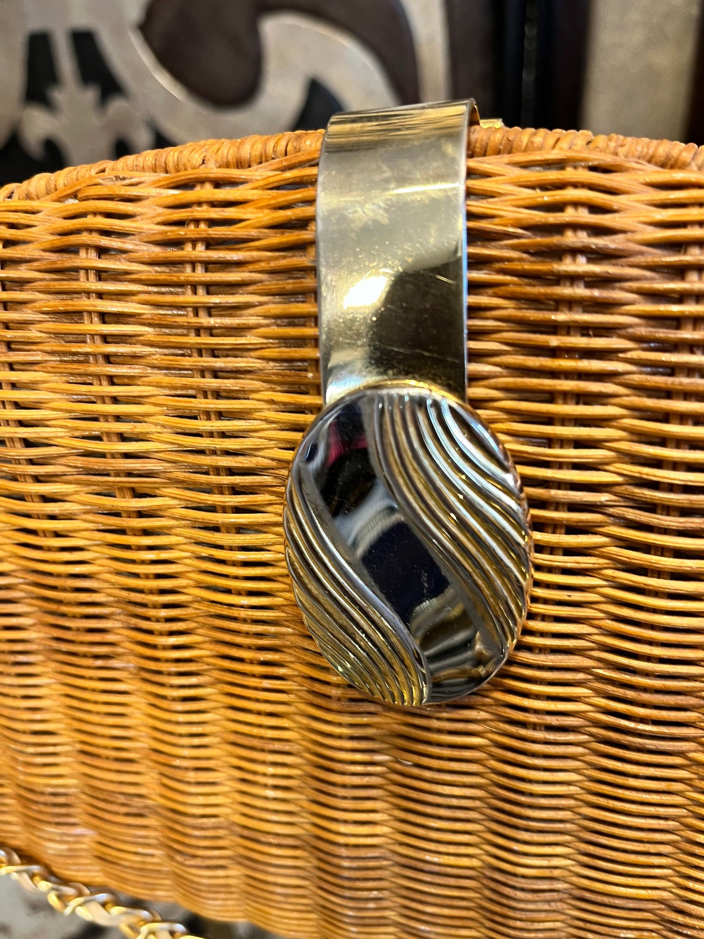 Wicker vintage basket gold metal close clasp handbag