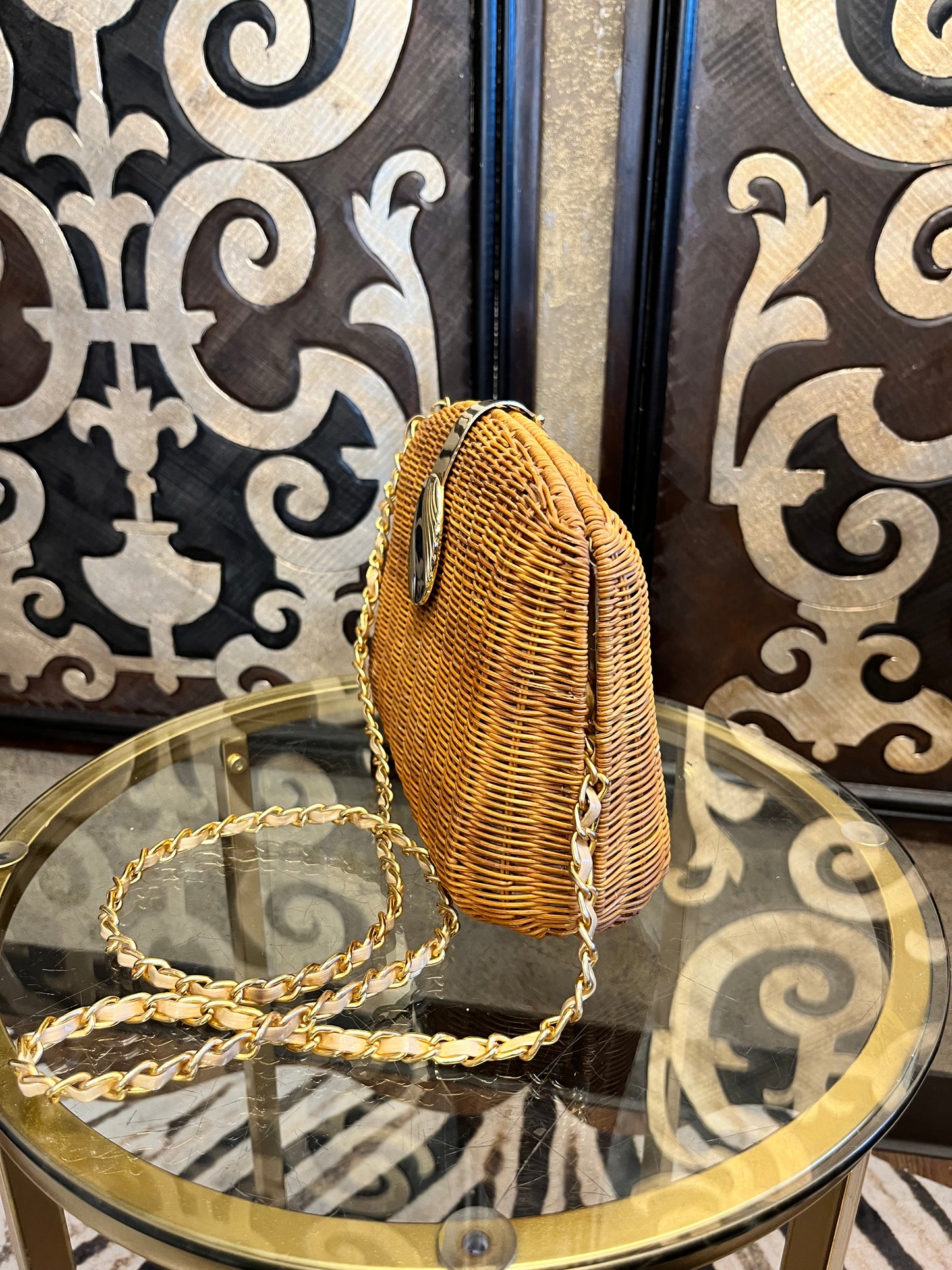 Wicker vintage basket gold metal close clasp handbag