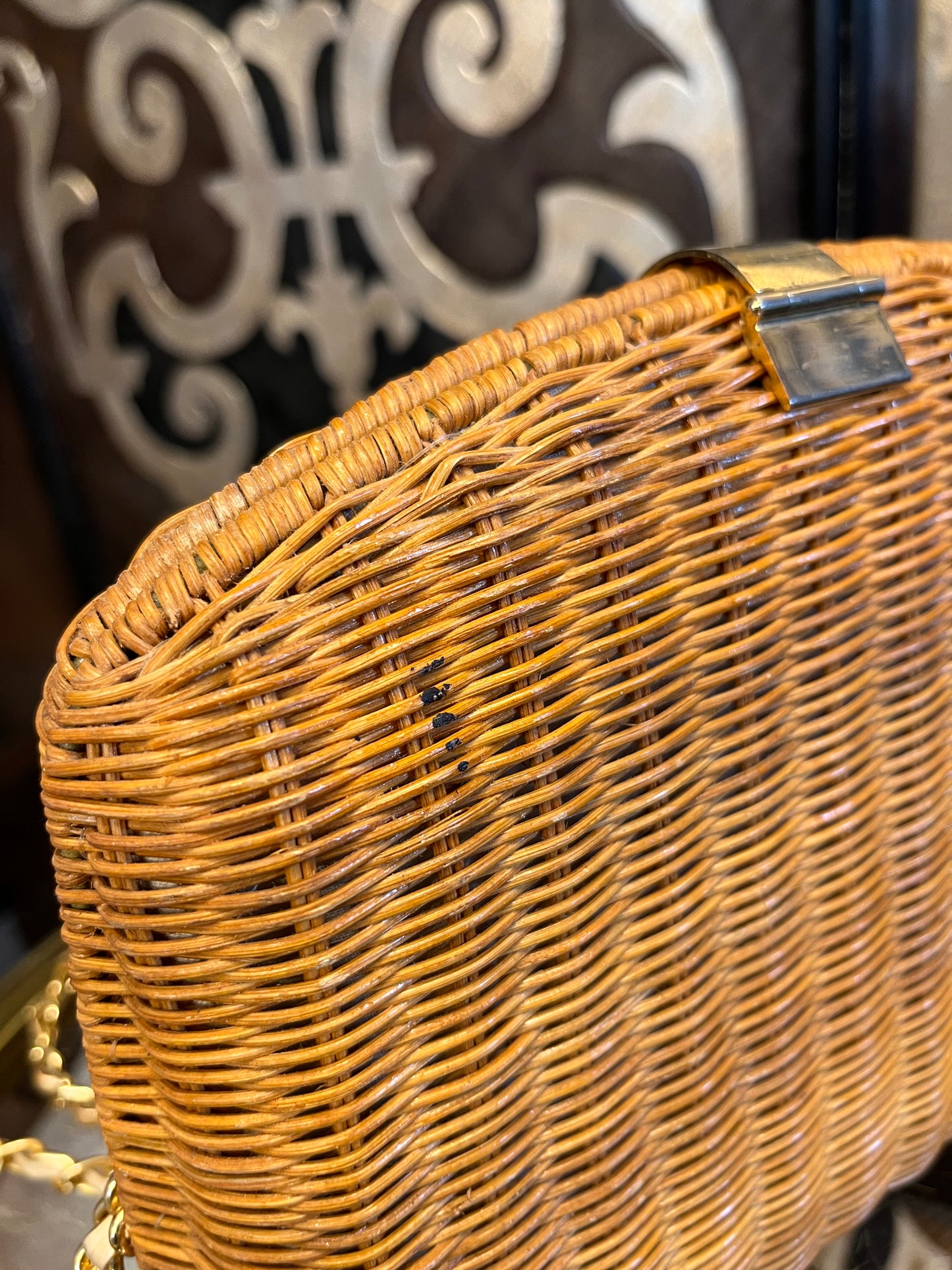 Wicker vintage basket gold metal close clasp handbag