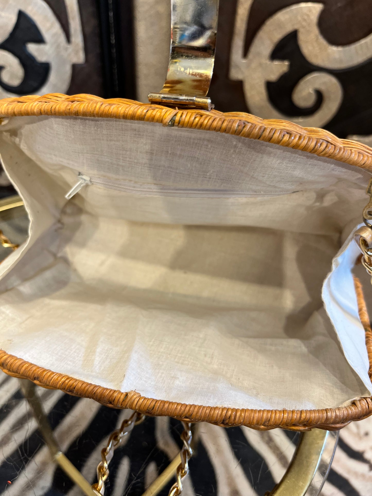 Wicker vintage basket gold metal close clasp handbag