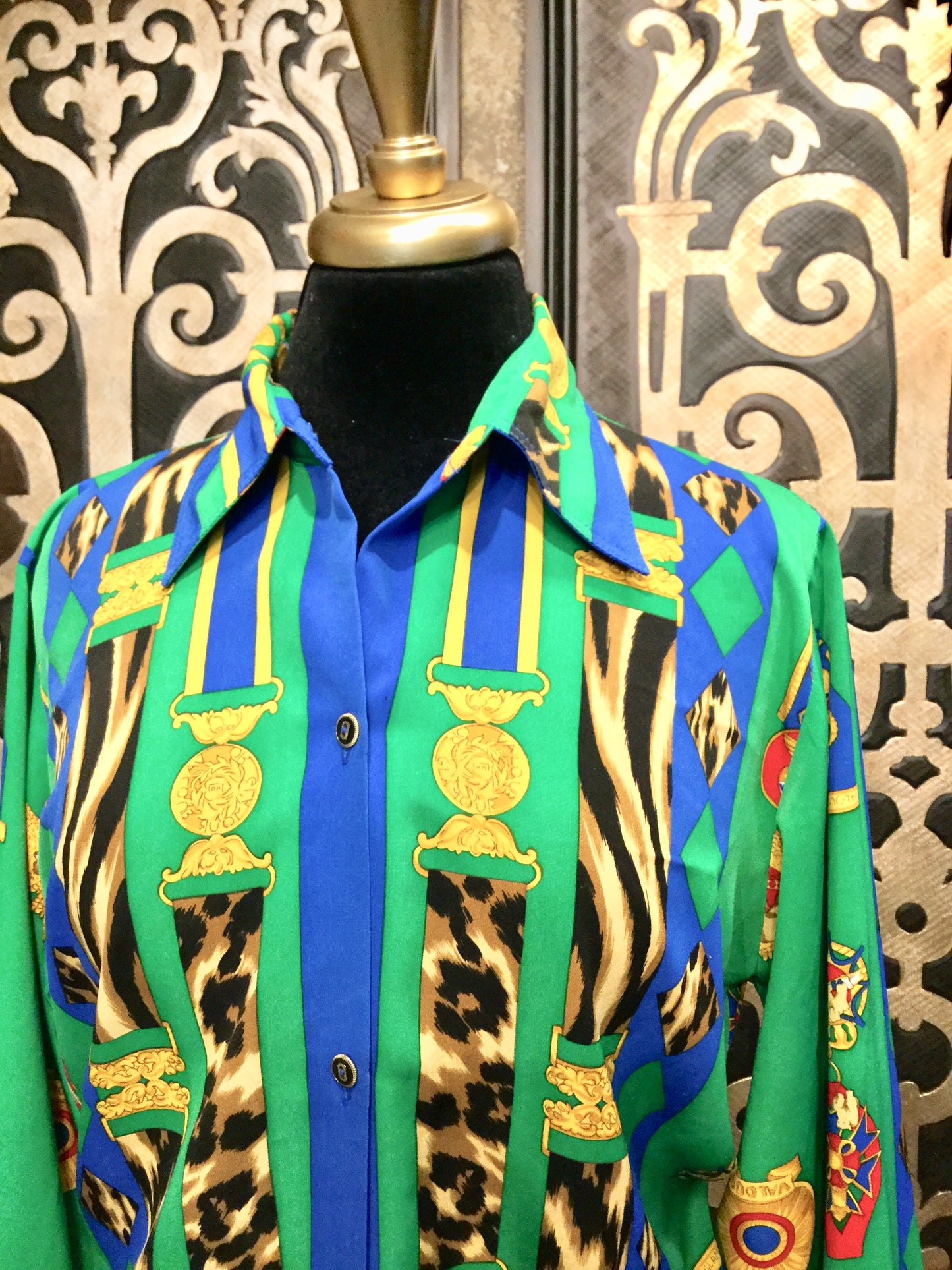 Valour for glamour Women long sleeves button up collard satin shirt Size L