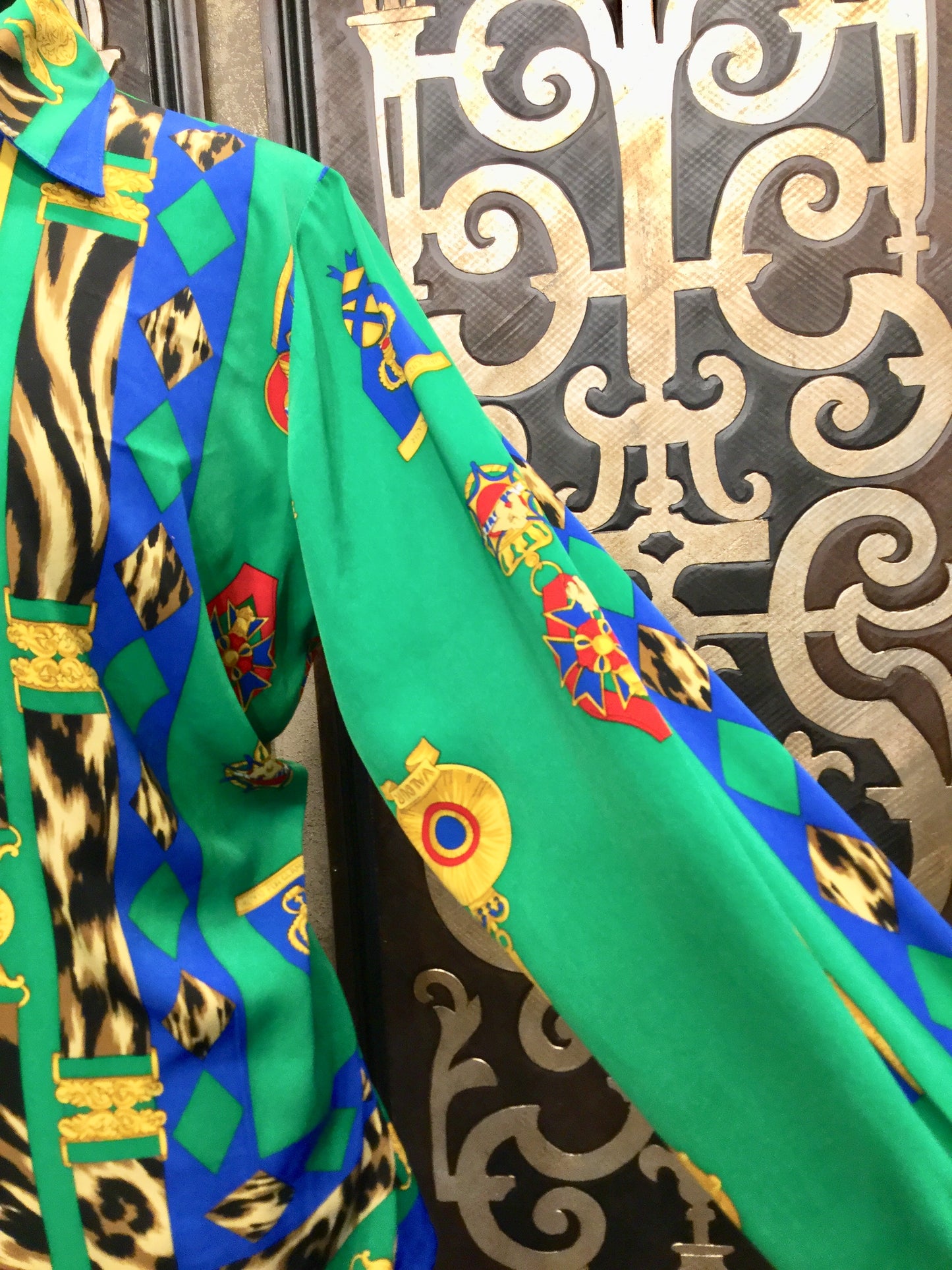 Valour for glamour Women long sleeves button up collard satin shirt Size L
