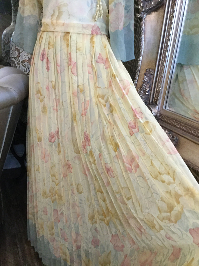 Vintage Beautiful yellow floral green trim maxi dress