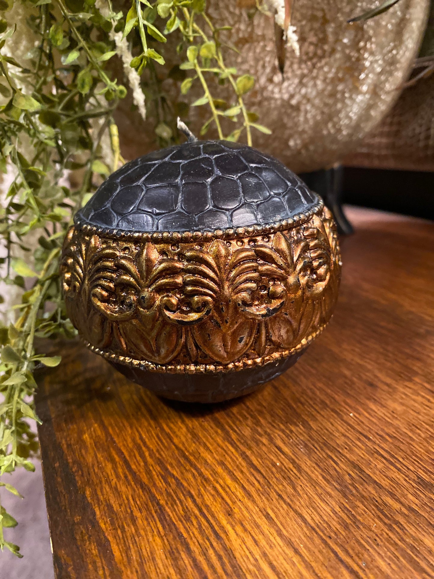 Tuscany motif black gold embossed round ball print candle